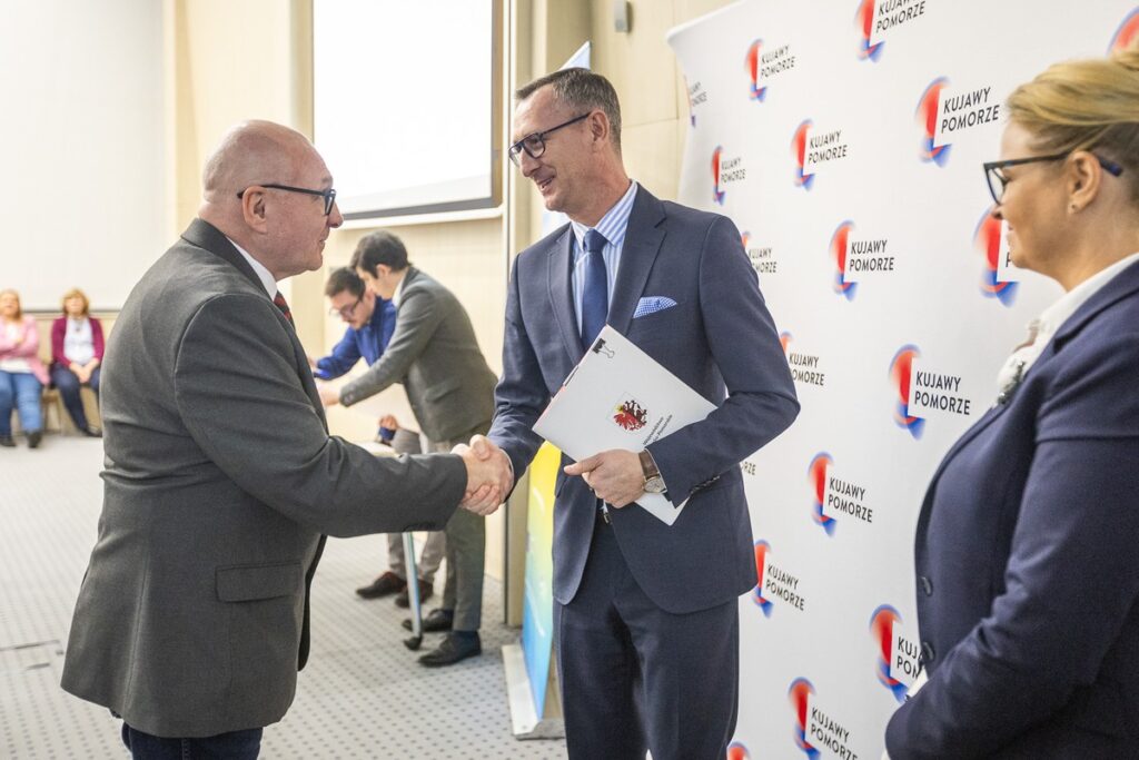 Wręczenie umów PROW, fot. Szymon Zdziebło/tarantoga.pl dla UMWKP