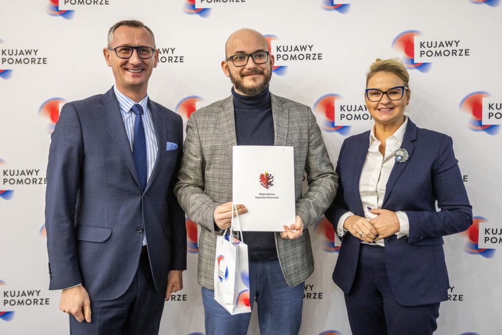 Wręczenie umów PROW, fot. Szymon Zdziebło/tarantoga.pl dla UMWKP