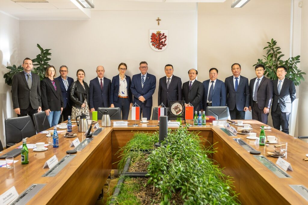 Spotkanie z oficjalną delegacją chińskiej prowincji Hubei, fot. Szymon Zdzebło/tarantoga.pl dla UMWKP