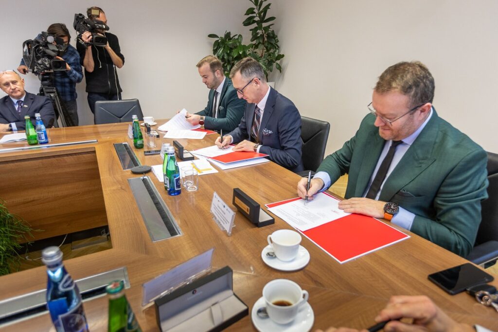 Podpisanie porozumień OPPT Świecia i OPPT Powiatu Mogileńskiego, fot. Szymon Zdziebło/tarantoga.pl dla UMWKP