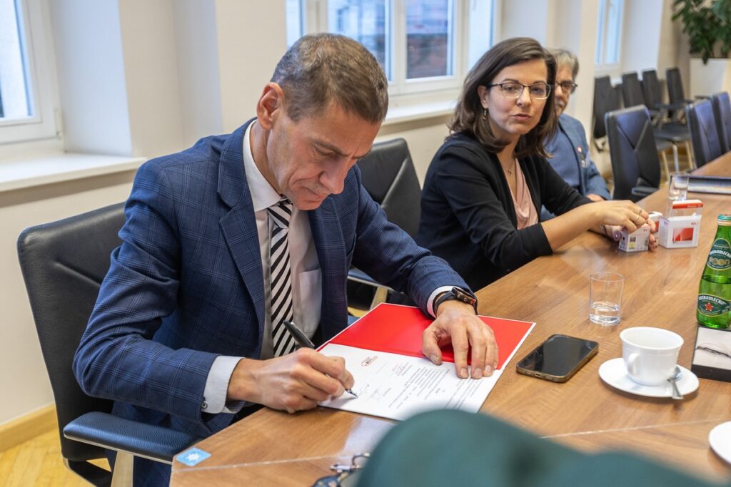 Podpisanie porozumień OPPT Świecia i OPPT Powiatu Mogileńskiego, fot. Szymon Zdziebło/tarantoga.pl dla UMWKP