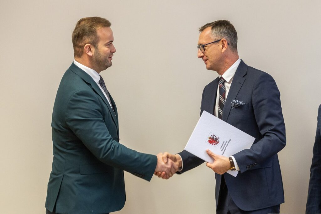 Podpisanie porozumień OPPT Świecia i OPPT Powiatu Mogileńskiego, fot. Szymon Zdziebło/tarantoga.pl dla UMWKP