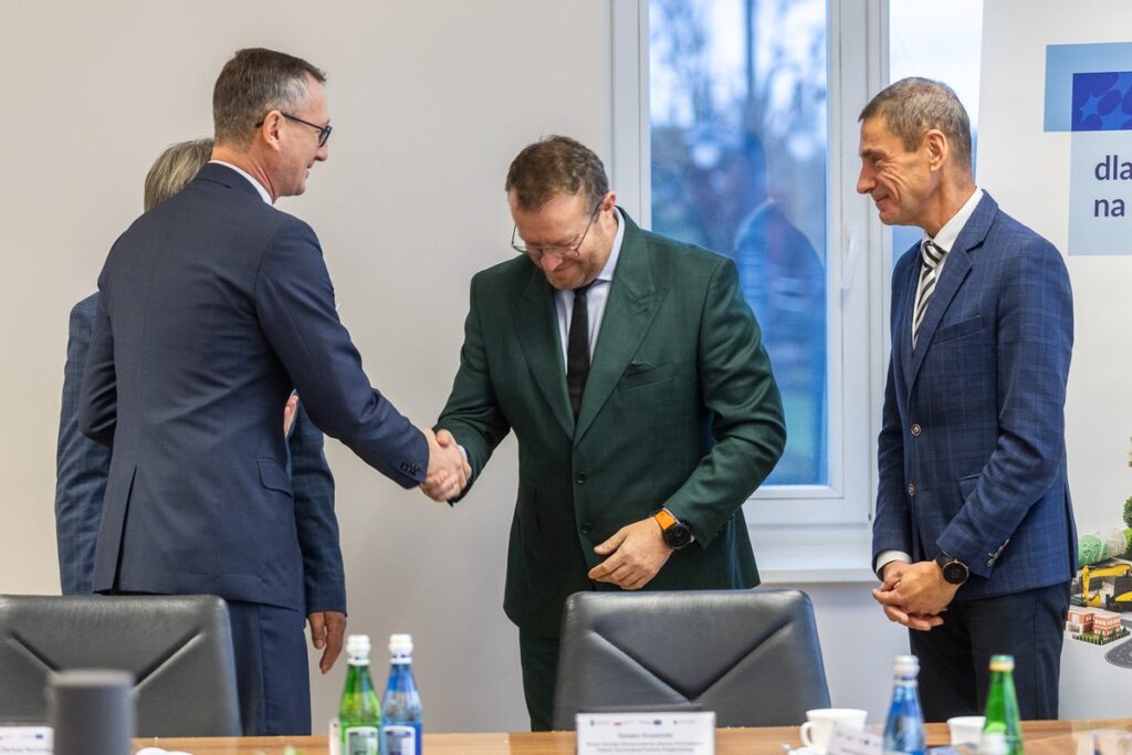 Podpisanie porozumień OPPT Świecia i OPPT Powiatu Mogileńskiego, fot. Szymon Zdziebło/tarantoga.pl dla UMWKP