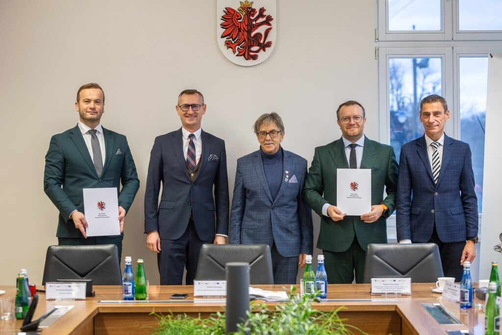 Podpisanie porozumień OPPT Świecia i OPPT Powiatu Mogileńskiego, fot. Szymon Zdziebło/tarantoga.pl dla UMWKP