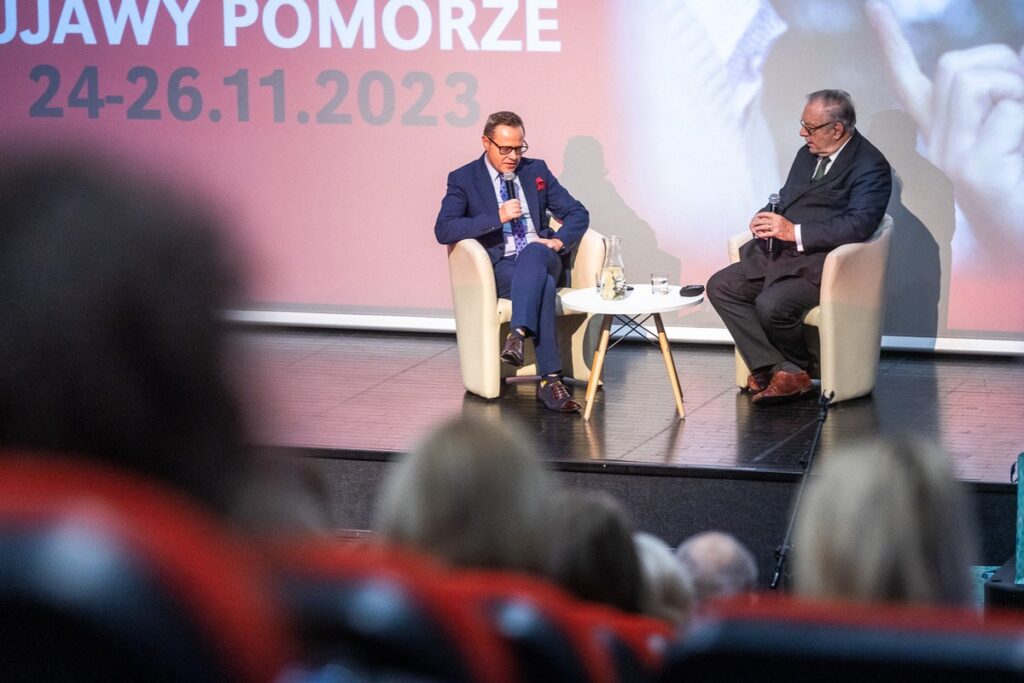 Dziennikarz Łukasz Maciejewski w rozmowie z Krzysztofem Zanussim fot. Szymon Zdziebło/tarantoga.pl dla UMWKP