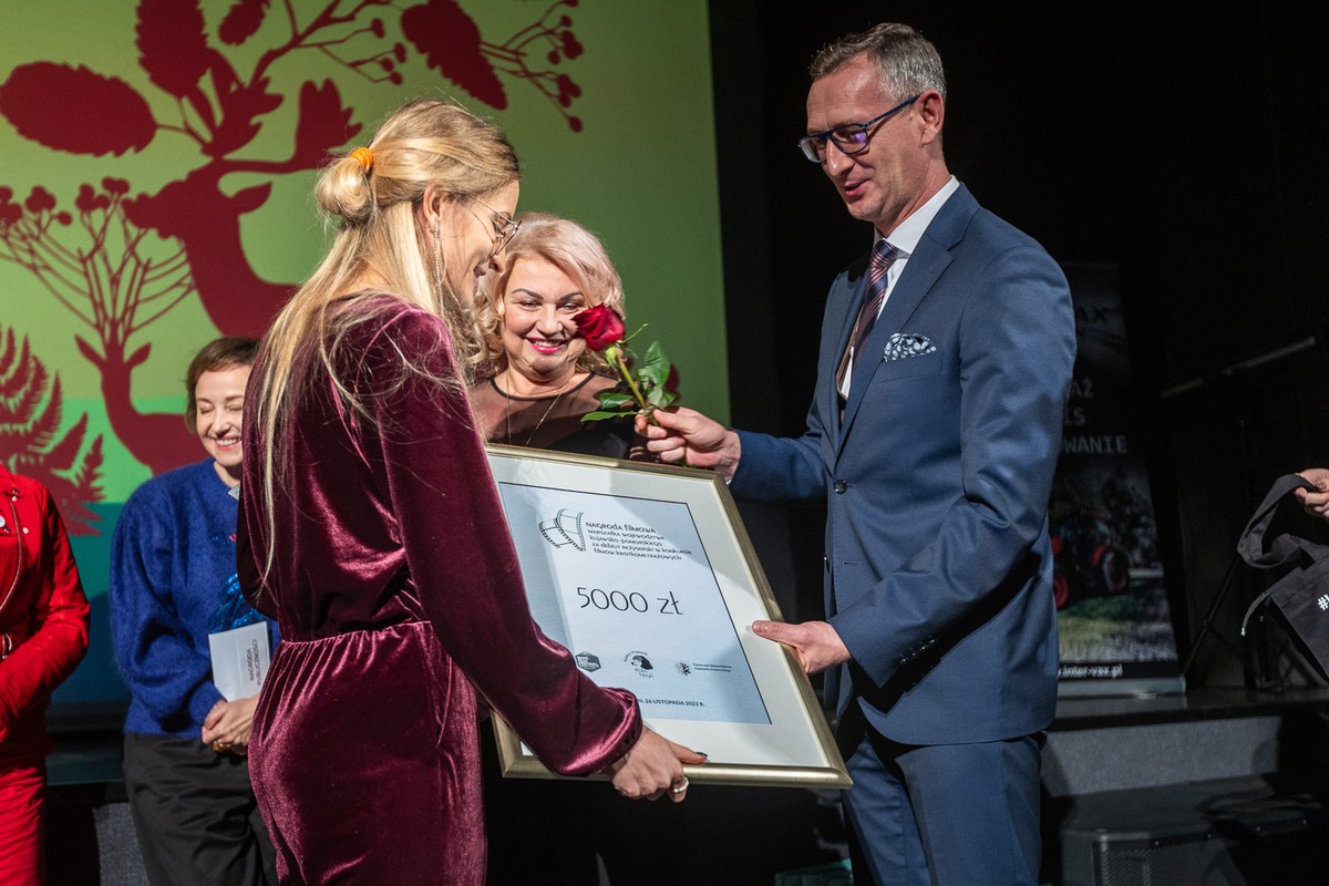 Przewodnicząca sejmiku Elżbieta Piniewska i wicemarszałek Dariusz Kurzawa wręczają nagrodę Luizie Budejko fot. Szymon Zdziebło/tarantoga.pl dla UMWKP