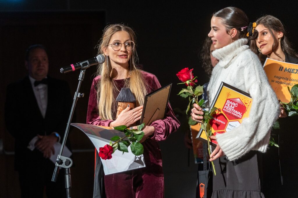 Luiza Budejko (z lewej) z nagrodą marszałka fot. Szymon Zdziebło/tarantoga.pl dla UMWKP