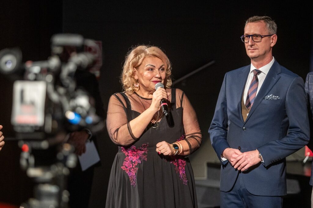 Przewodnicząca sejmiku Elżbieta Piniewska i wicemarszałek Dariusz Kurzawa fot. Szymon Zdziebło/tarantoga.pl dla UMWKP