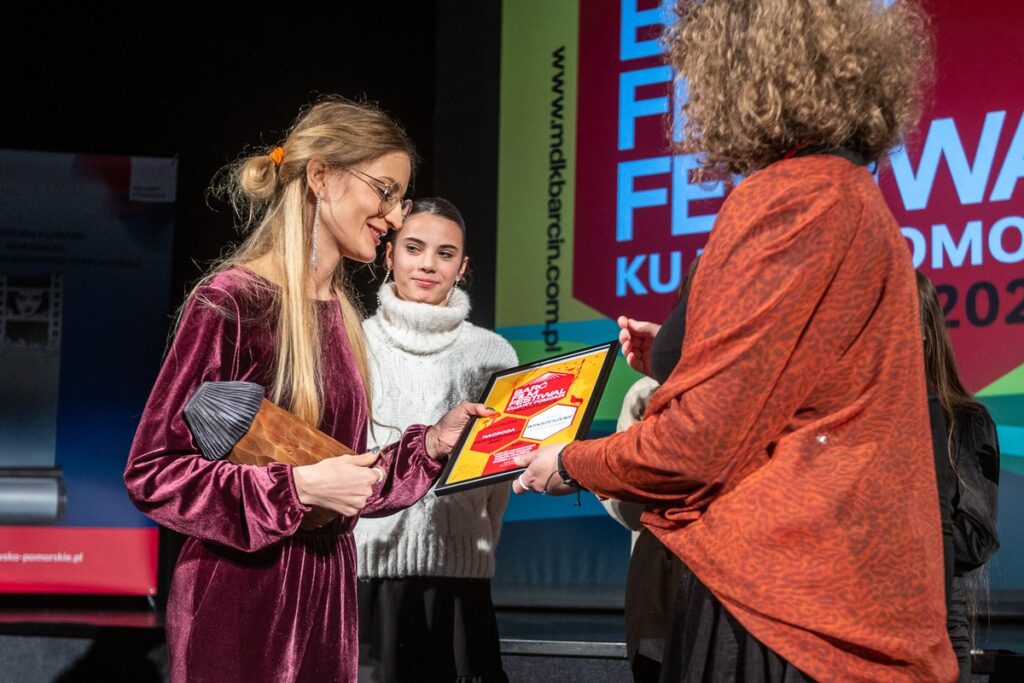 Wręczenie nagród w IV Barć Film Festiwal w Barcinie, fot. Szymon Zdziebło/tarantoga.pl dla UMWKP