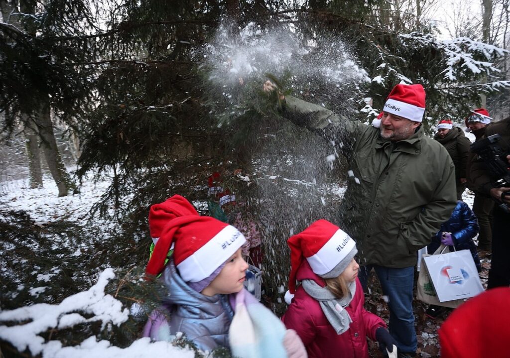 Marszałkowi Piotrowi Całbeckiemu podczas wyboru choinki towarzyszyły dzieci z gminy Unisław, fot. Mikołaj Kuras dla UWMKP