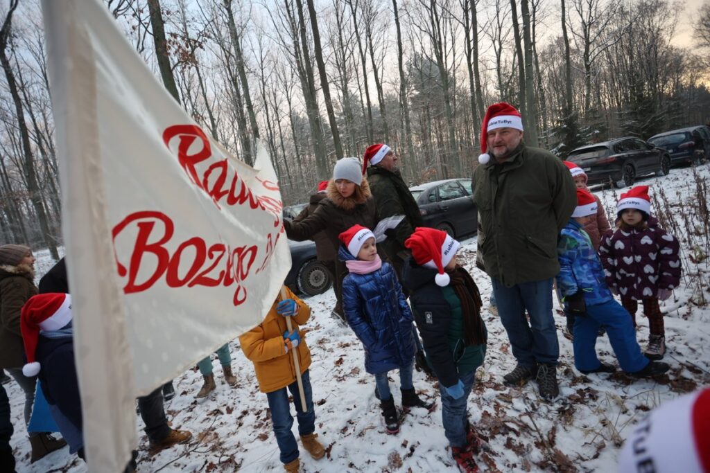 Marszałkowi Piotrowi Całbeckiemu podczas wyboru choinki towarzyszyły dzieci z gminy Unisław, fot. Mikołaj Kuras dla UWMKP