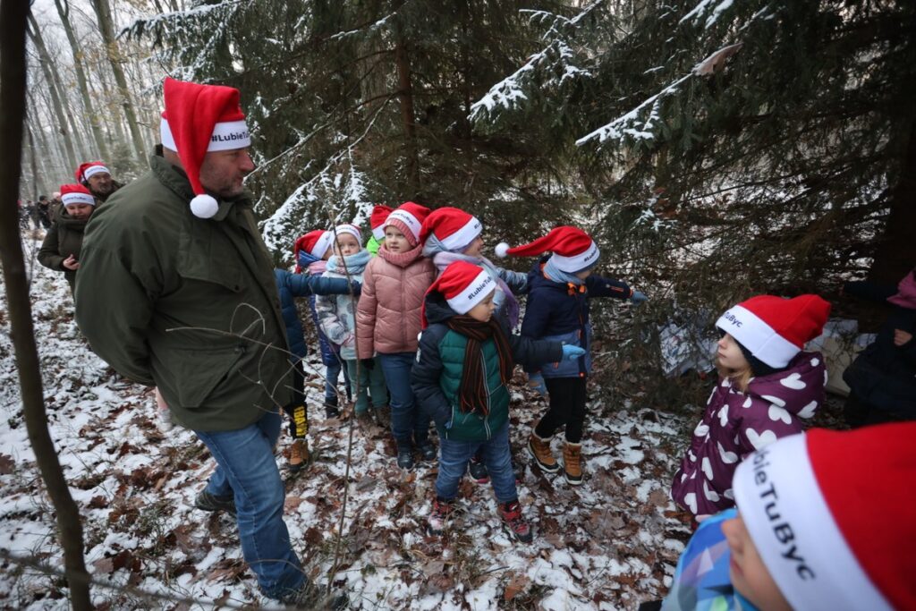 Marszałkowi Piotrowi Całbeckiemu podczas wyboru choinki towarzyszyły dzieci z gminy Unisław, fot. Mikołaj Kuras dla UWMKP