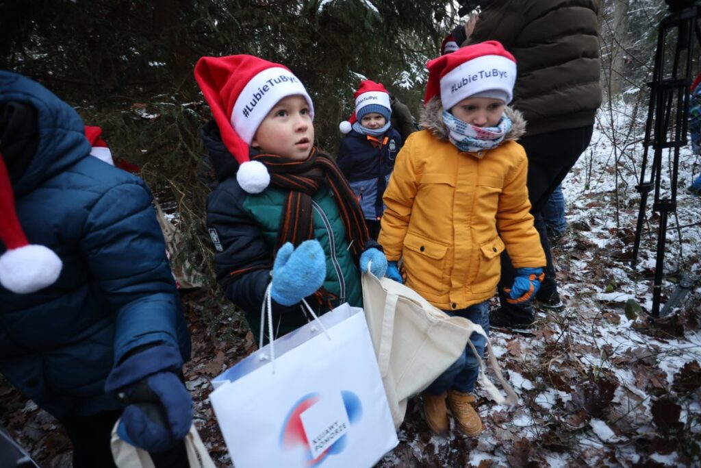 Marszałkowi Piotrowi Całbeckiemu podczas wyboru choinki towarzyszyły dzieci z gminy Unisław, fot. Mikołaj Kuras dla UWMKP
