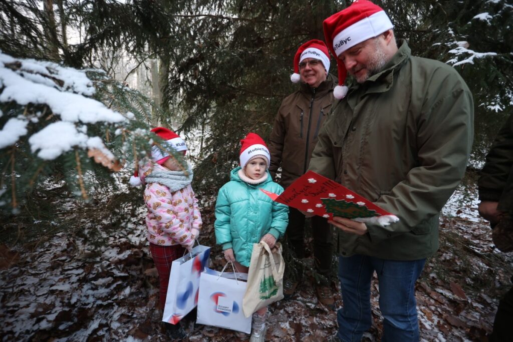 Marszałkowi Piotrowi Całbeckiemu podczas wyboru choinki towarzyszyły dzieci z gminy Unisław, fot. Mikołaj Kuras dla UWMKP