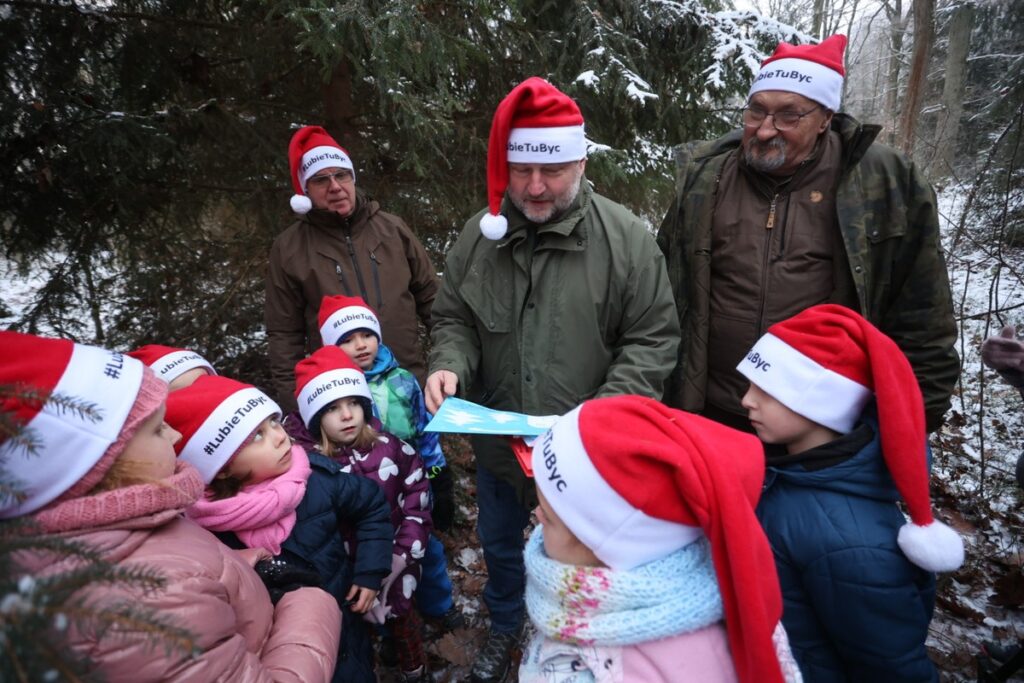 Marszałkowi Piotrowi Całbeckiemu podczas wyboru choinki towarzyszyły dzieci z gminy Unisław, fot. Mikołaj Kuras dla UWMKP