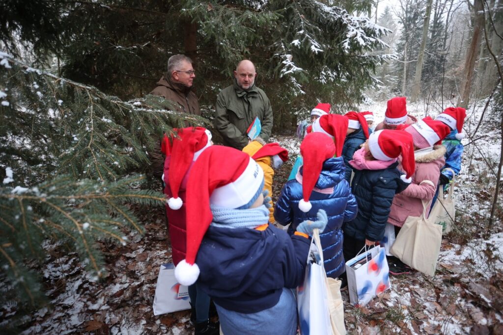Marszałkowi Piotrowi Całbeckiemu podczas wyboru choinki towarzyszyły dzieci z gminy Unisław, fot. Mikołaj Kuras dla UWMKP