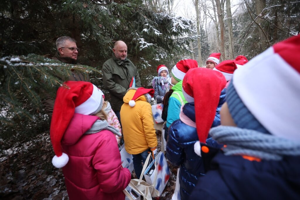 Marszałkowi Piotrowi Całbeckiemu podczas wyboru choinki towarzyszyły dzieci z gminy Unisław, fot. Mikołaj Kuras dla UWMKP