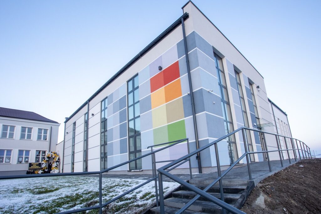 Otwarcie sali sportowej w Zbrachlinie fot. Mikołaj Kuras dla UMWKP