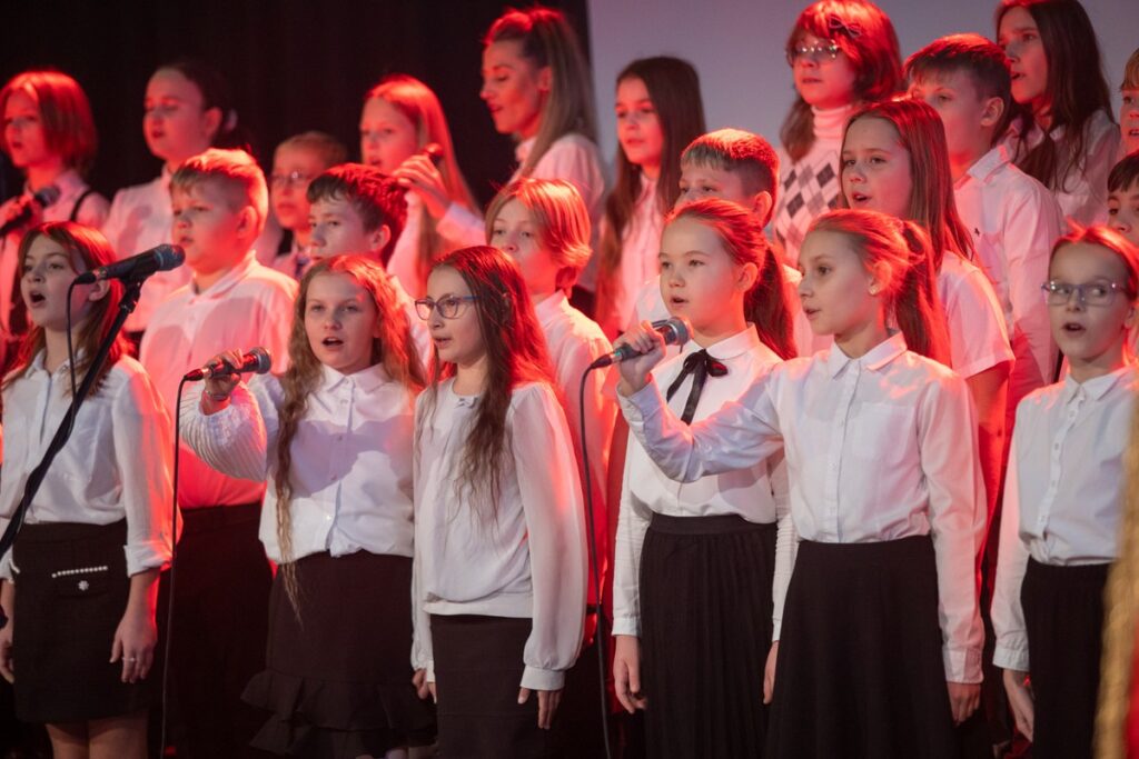 Otwarcie sali sportowej w Zbrachlinie fot. Mikołaj Kuras dla UMWKP