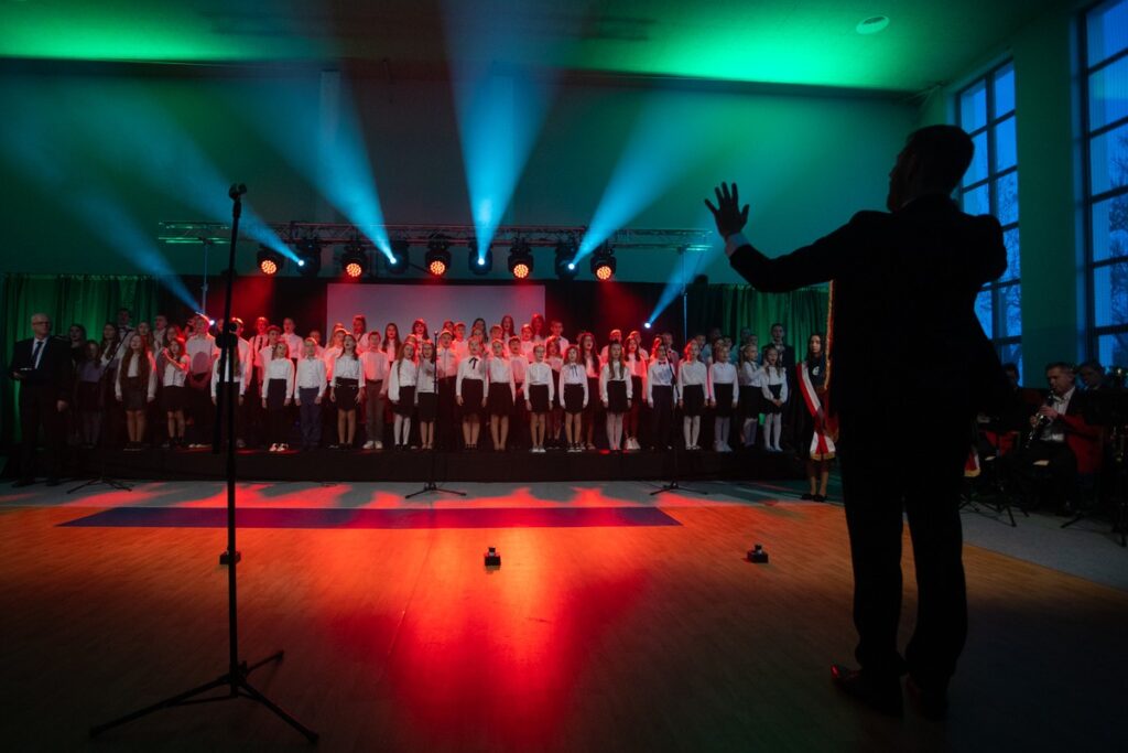 Otwarcie sali sportowej w Zbrachlinie fot. Mikołaj Kuras dla UMWKP