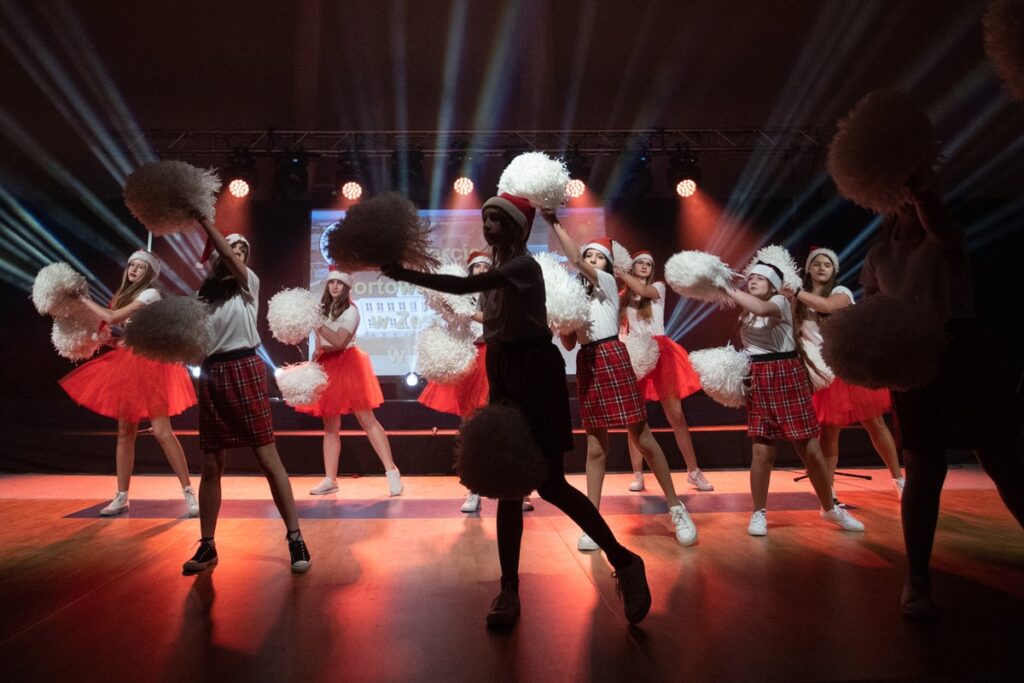 Otwarcie sali sportowej w Zbrachlinie fot. Mikołaj Kuras dla UMWKP