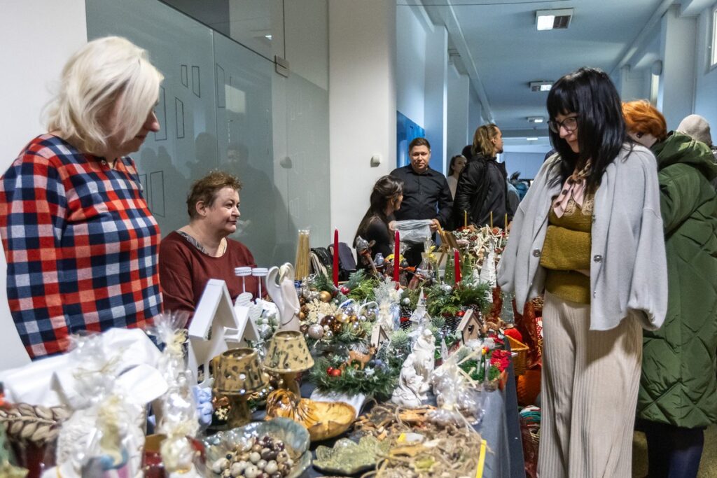 „My też potrafimy” –przedświąteczna wystawa rękodzieła, fot. Szymon Zdziebło/tarantoga.pl dla UMWKP