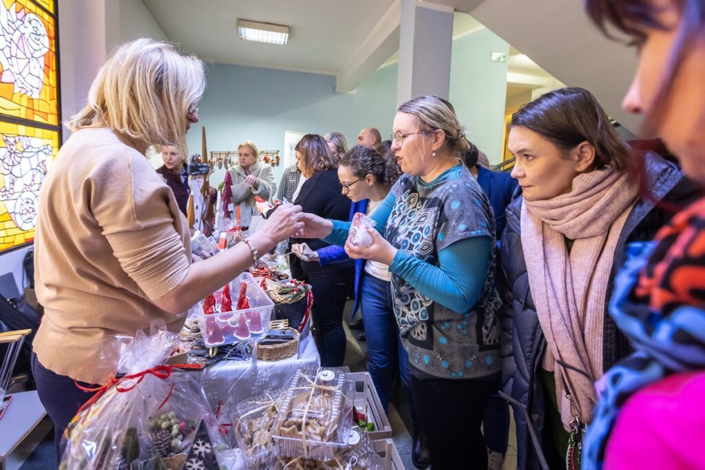 „My też potrafimy” –przedświąteczna wystawa rękodzieła, fot. Szymon Zdziebło/tarantoga.pl dla UMWKP