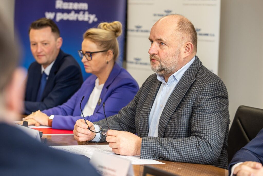 Konferencja prasowa na temat nowego rozkładu jazdy i podpisanie listu intencyjnego w sprawie pociągów do Ciechocinka, fot. Szymon Zdzieblo/tarantoga.pl dla UMWKP