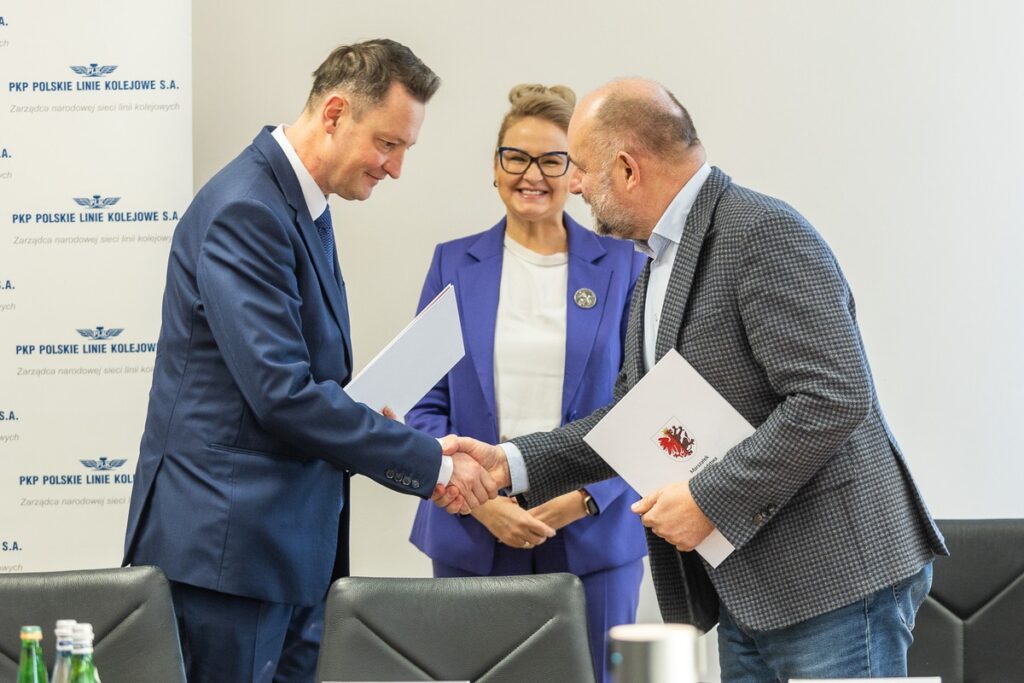 Konferencja prasowa na temat nowego rozkładu jazdy i podpisanie listu intencyjnego w sprawie pociągów do Ciechocinka, fot. Szymon Zdzieblo/tarantoga.pl dla UMWKP