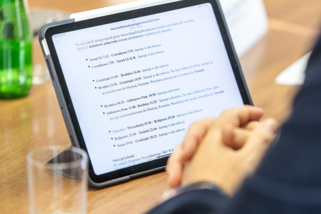 Konferencja prasowa na temat nowego rozkładu jazdy i podpisanie listu intencyjnego w sprawie pociągów do Ciechocinka, fot. Szymon Zdzieblo/tarantoga.pl dla UMWKP