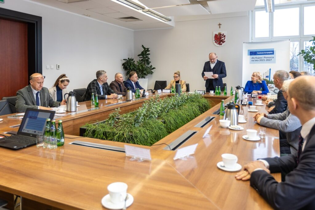 Podpisanie porozumień z OPPT Powiatu Lipnowskiego, Sępólna Krajeńskiego i Nakła nad Notecią, fot. Szymon Zdziebło/tarantoga.pl dla UMWKP