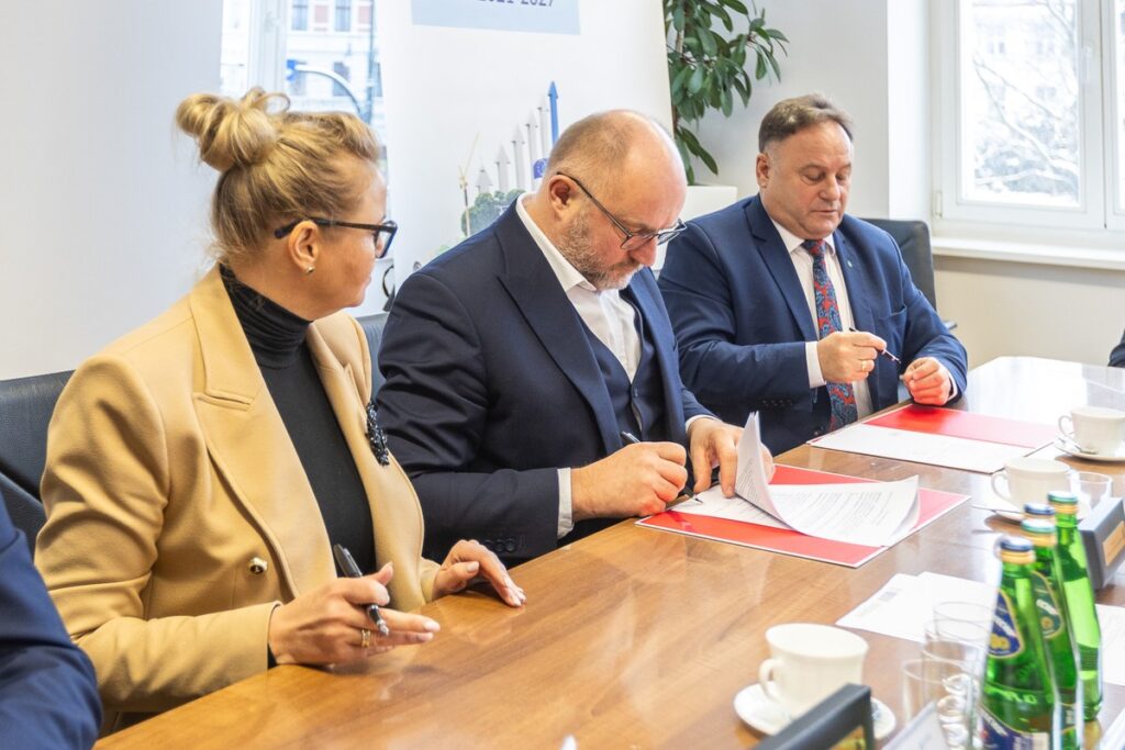 Podpisanie porozumień z OPPT Powiatu Lipnowskiego, Sępólna Krajeńskiego i Nakła nad Notecią, fot. Szymon Zdziebło/tarantoga.pl dla UMWKP