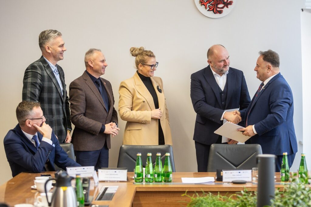 Podpisanie porozumień z OPPT Powiatu Lipnowskiego, Sępólna Krajeńskiego i Nakła nad Notecią, fot. Szymon Zdziebło/tarantoga.pl dla UMWKP
