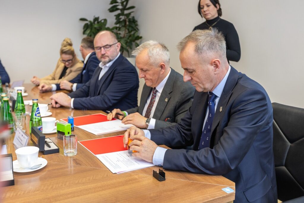 Podpisanie porozumień z OPPT Powiatu Lipnowskiego, Sępólna Krajeńskiego i Nakła nad Notecią, fot. Szymon Zdziebło/tarantoga.pl dla UMWKP