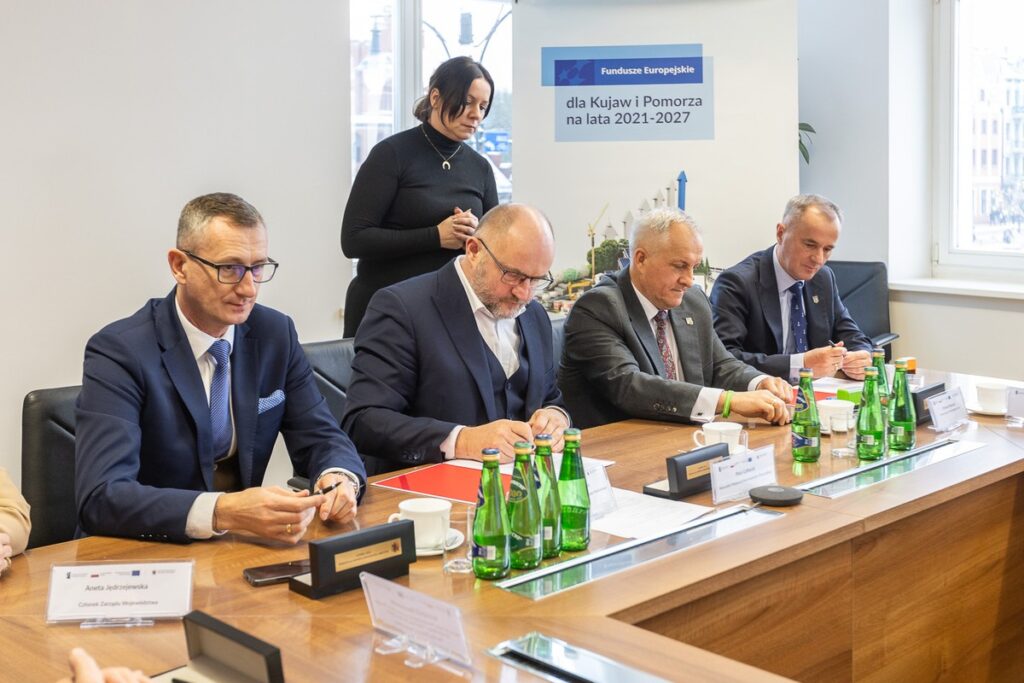 Podpisanie porozumień z OPPT Powiatu Lipnowskiego, Sępólna Krajeńskiego i Nakła nad Notecią, fot. Szymon Zdziebło/tarantoga.pl dla UMWKP