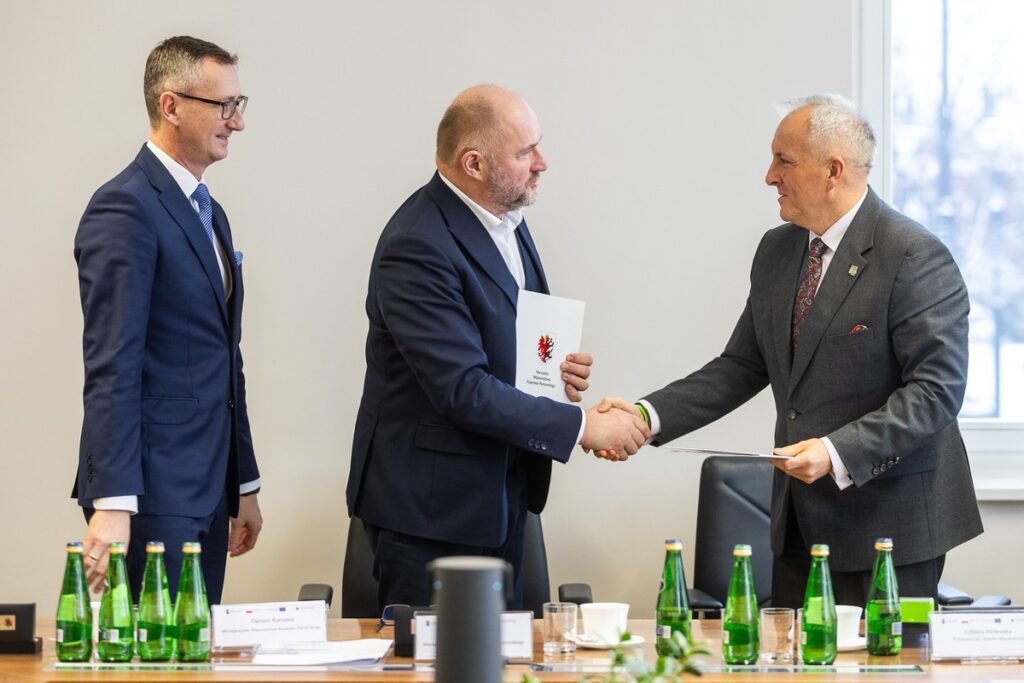 Podpisanie porozumień z OPPT Powiatu Lipnowskiego, Sępólna Krajeńskiego i Nakła nad Notecią, fot. Szymon Zdziebło/tarantoga.pl dla UMWKP