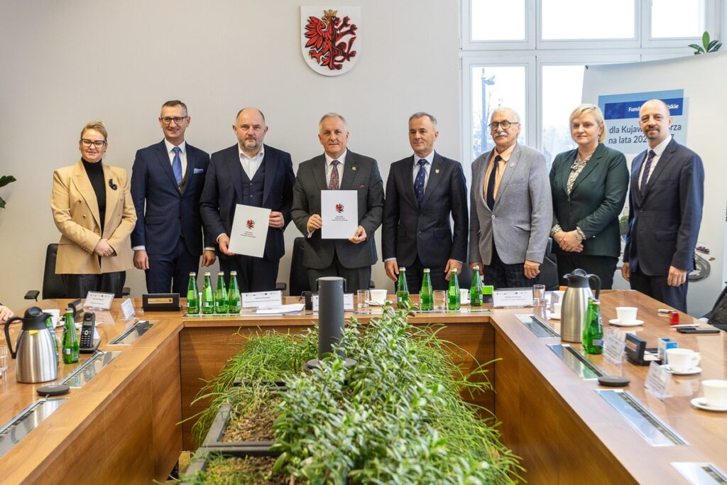 Podpisanie porozumień z OPPT Powiatu Lipnowskiego, Sępólna Krajeńskiego i Nakła nad Notecią, fot. Szymon Zdziebło/tarantoga.pl dla UMWKP