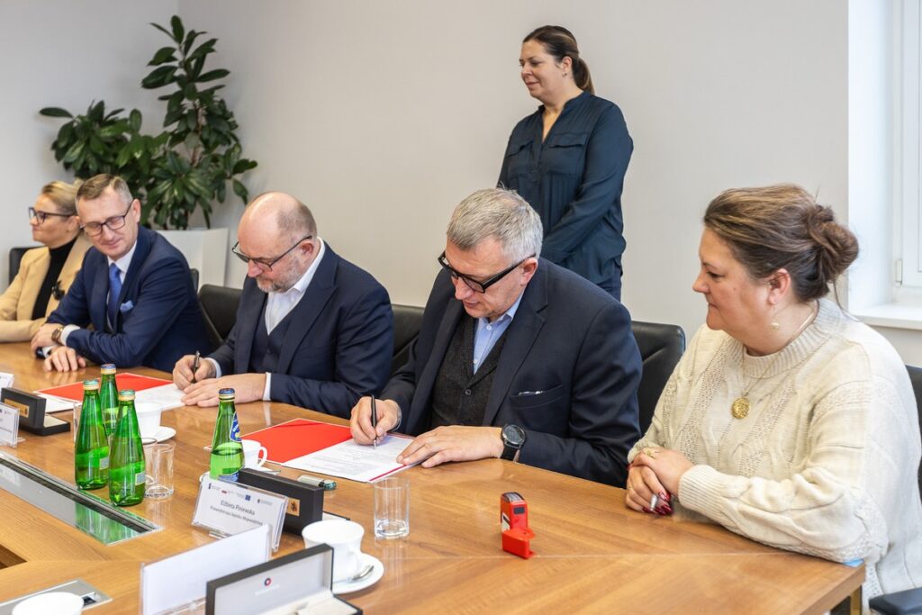 Podpisanie porozumień z OPPT Powiatu Lipnowskiego, Sępólna Krajeńskiego i Nakła nad Notecią, fot. Szymon Zdziebło/tarantoga.pl dla UMWKP