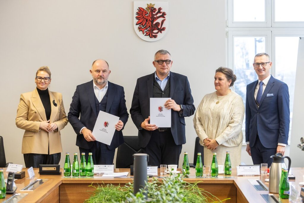 Podpisanie porozumień z OPPT Powiatu Lipnowskiego, Sępólna Krajeńskiego i Nakła nad Notecią, fot. Szymon Zdziebło/tarantoga.pl dla UMWKP