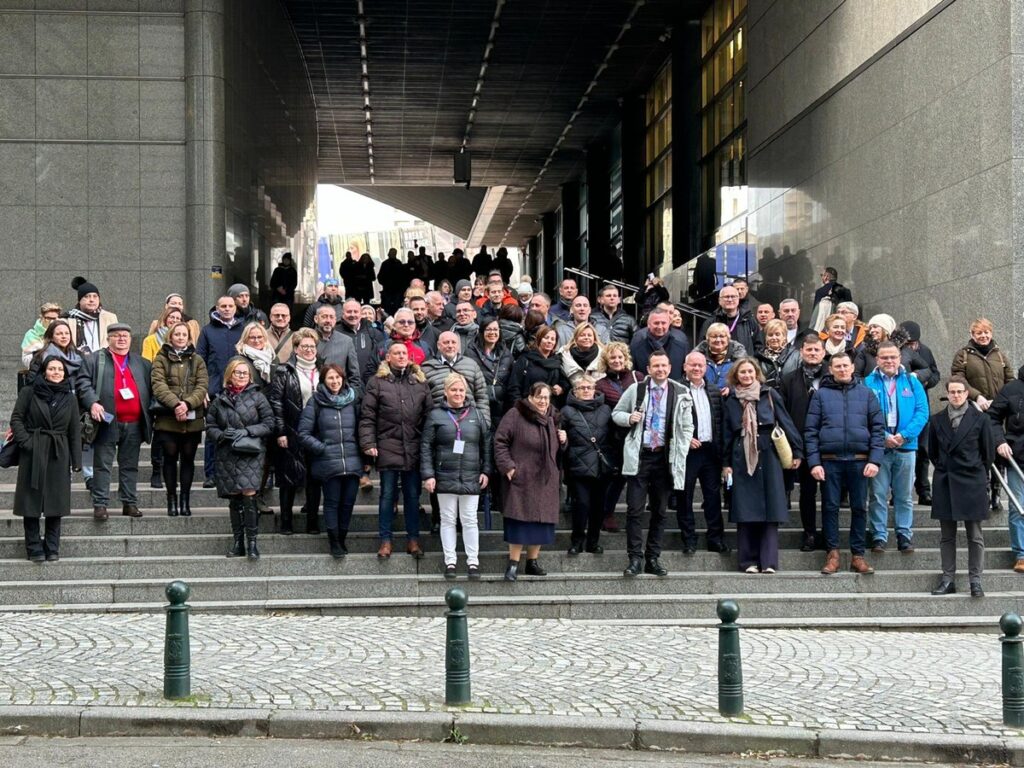 Członkowie Korpusu Radnych w kompleksie Parlamentu Europejskiego; fot. UMWKP