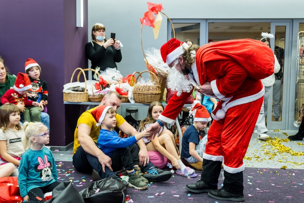 Mikołajkowa akcja „Anioły do mnie wysyłaj” w bydgoskim szpitalu dziecięcym, fot. Tomasz Czachorowski, eventphoto.com.pl dla UMWKP