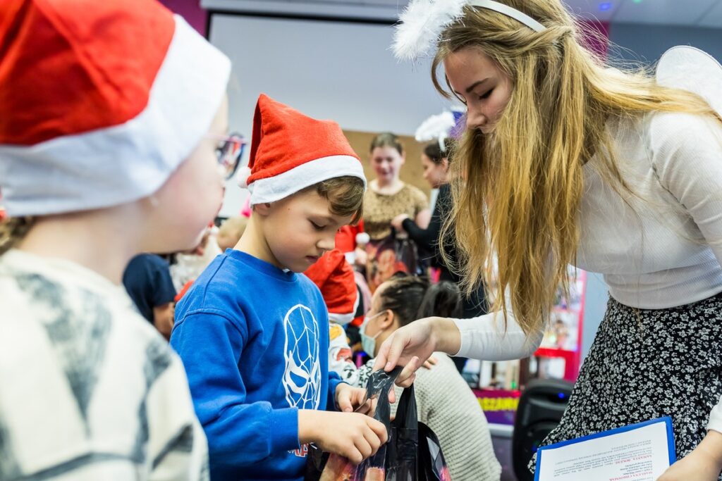 Mikołajkowa akcja „Anioły do mnie wysyłaj” w bydgoskim szpitalu dziecięcym, fot. Tomasz Czachorowski, eventphoto.com.pl dla UMWKP