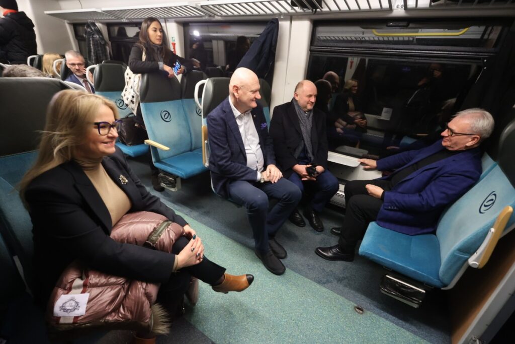 Przejazd inauguracyjny pociągu podmiejskiego Toruń – Czernikowo, fot. Mikołaj Kuras dla UMWKP