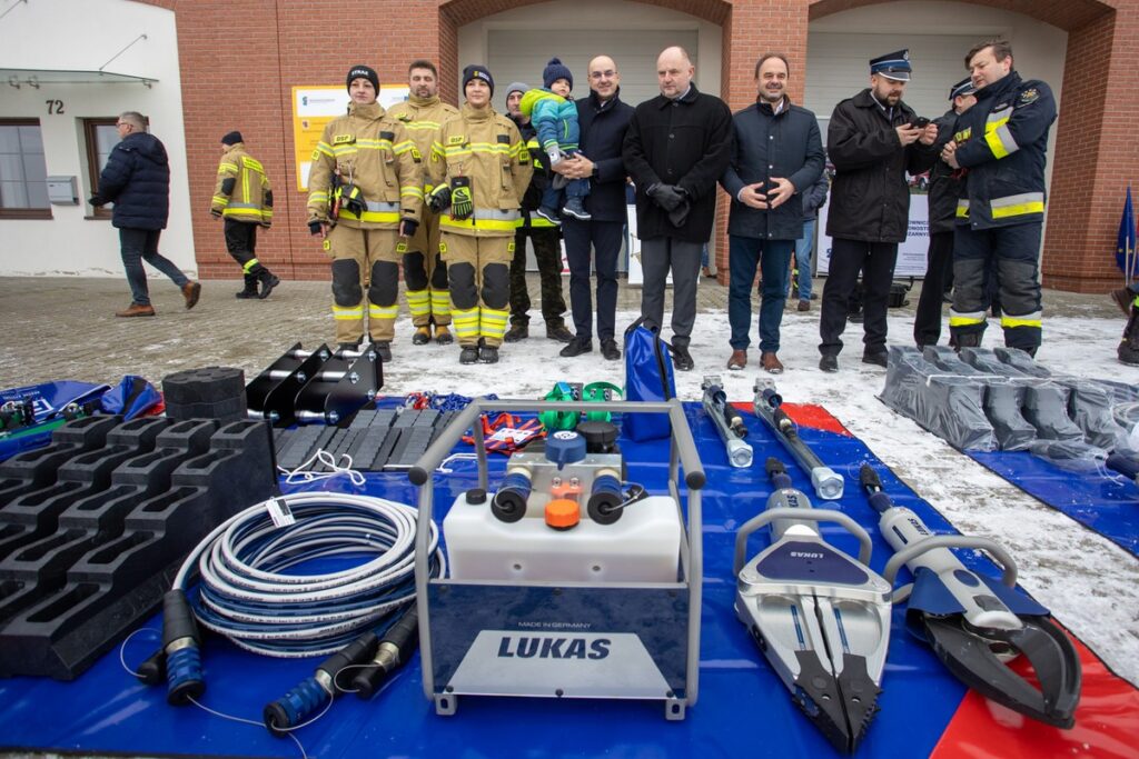 Przekazanie sprzętu jednostkom OSP w Łubiance, fot. Mikołaj Kuras dla UMWKP