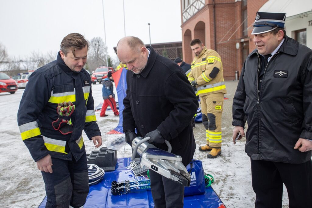 Przekazanie sprzętu jednostkom OSP w Łubiance, fot. Mikołaj Kuras dla UMWKP