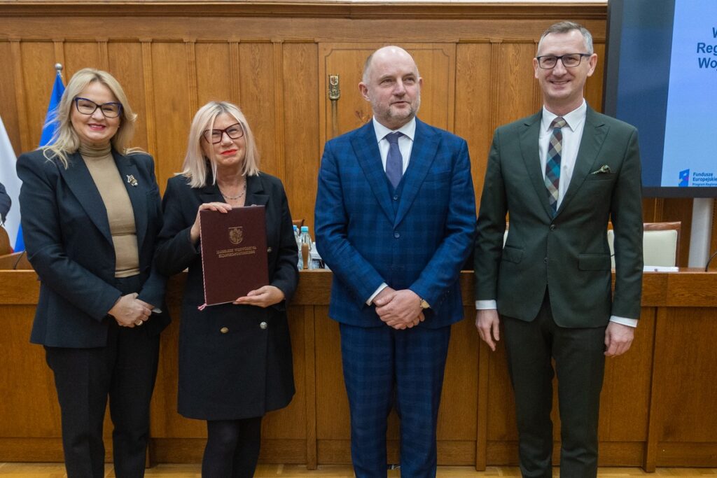 Wręczenie umów RPO i PROW, 11 grudnia 2023, fot. Mikołaj Kuras dla UMWKP