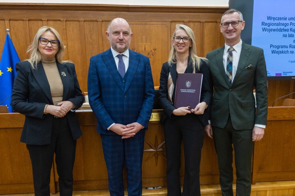 Wręczenie umów RPO i PROW, 11 grudnia 2023, fot. Mikołaj Kuras dla UMWKP