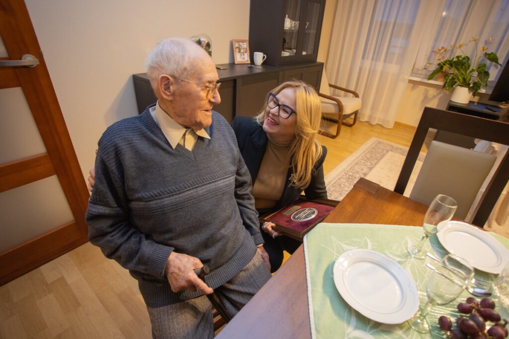 Wręczenie medalu stuletniemu Aleksowi Czerwińskiemu, fot. Mikołaj Kuras dla UMWKP