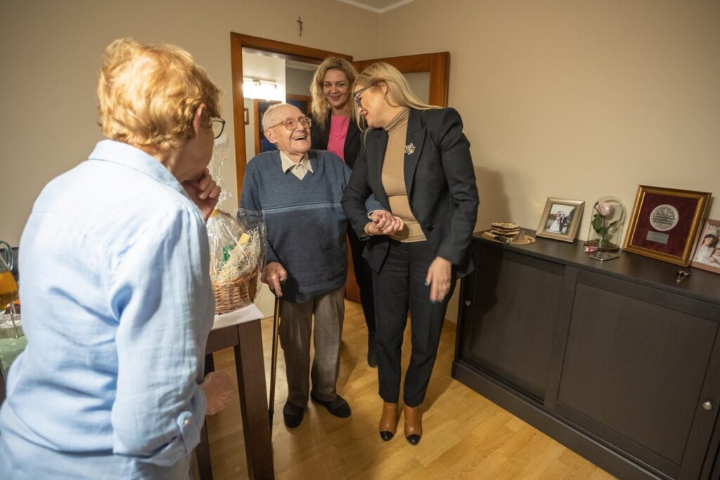 Wręczenie medalu stuletniemu Aleksowi Czerwińskiemu, fot. Mikołaj Kuras dla UMWKP