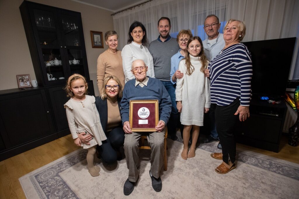 Wręczenie medalu stuletniemu Aleksowi Czerwińskiemu, fot. Mikołaj Kuras dla UMWKP